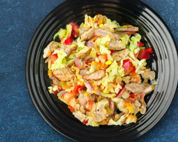Co do sałatki gyros? Sprawdź składniki i przygotowanie tej pysznej potrawy