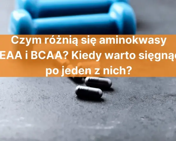 Niebieskie hantle i kapsułki na ciemnym tle. Tekst pyta o różnice między aminokwasami EAA i BCAA.