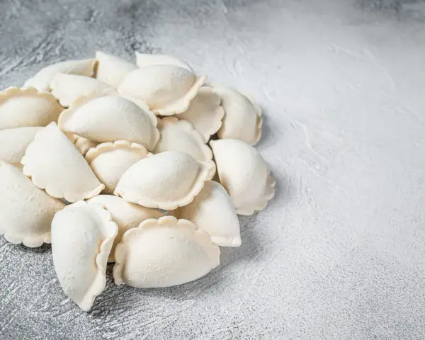 Jak przechowywać ciasto na pierogi? Lodówka i zamrażarka sprawdzone sposoby