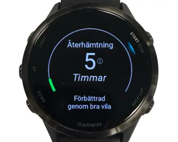 Garminklocka visar återhämtningstid på 5 timmar, förbättrad genom bra vila. Detta ger en indikation på din HRV status.