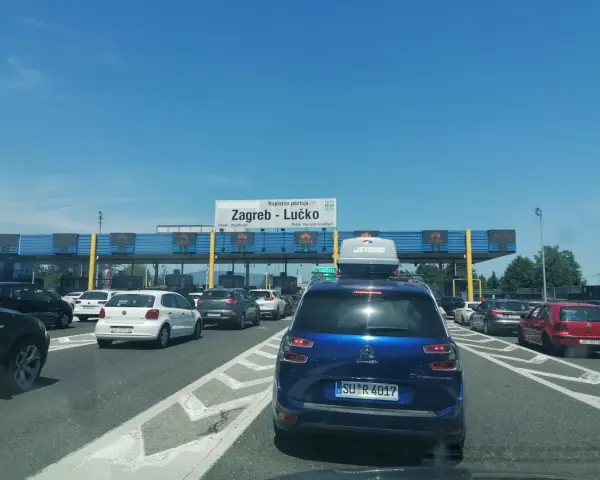 Korki na autostradzie przed bramkami do opłat w Chorwacji. Winiety Chorwacja to klucz do płynnej podróży.