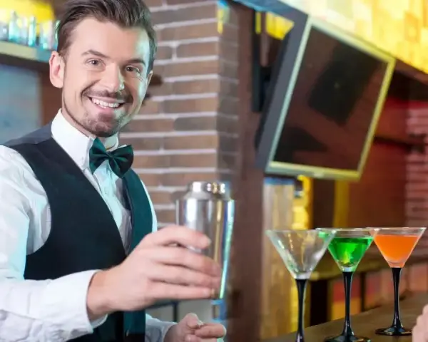 Zarobki barmana w hotelu: Od 4500 zł do... Zobacz, ile!