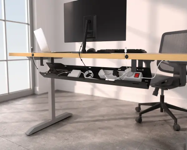 Ett rent skrivbord med en praktisk kabelsamlare som håller ordning på sladdar och grenuttag.