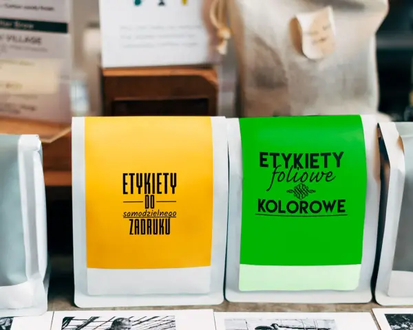 Etykiety foliowe do samodzielnego zadruku, kolorowe i żółte, gotowe do drukowania na papierze samoprzylepnym.