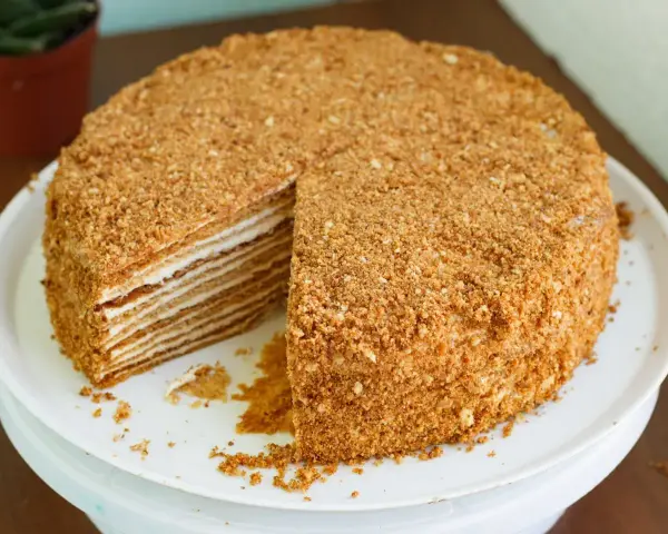 Pyszny tort miodowy, idealny na każdą okazję. Ten przepis na tort zachwyci każdego!