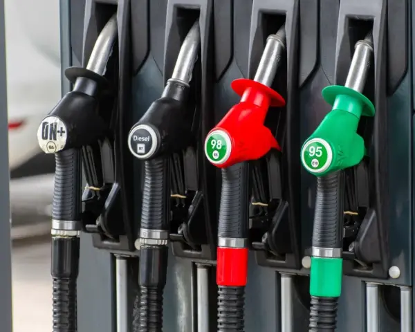 Cztery rodzaje paliwa na stacji: ON+, Diesel, 98 i 95. Różne kolory dystrybutorów ułatwiają wybór.