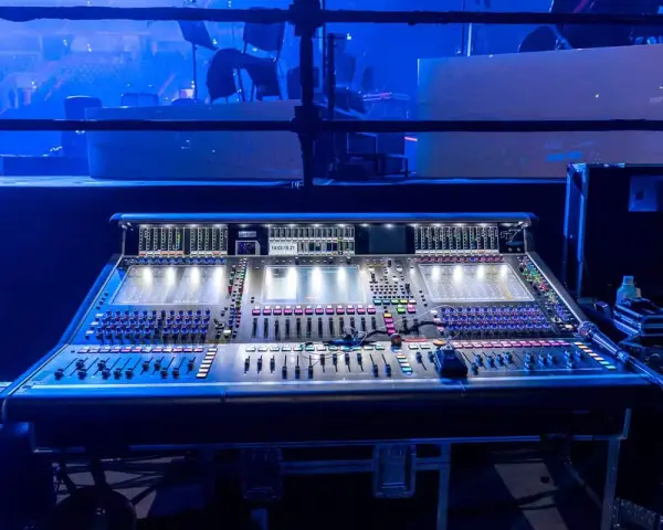 Profesjonalna konsoleta dźwiękowa, jak w **Hans Zimmer studio**, gotowa do tworzenia epickich ścieżek dźwiękowych.