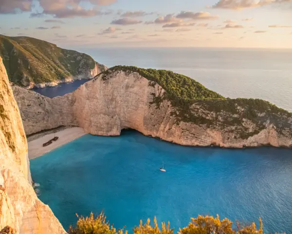 Zatoka Navagio na Zakynthos, jedno z najpiękniejszych miejsc, z wrakiem statku na plaży i turkusową wodą.