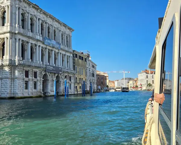 Navigando sul Canal Grande, la linea 12 venezia passa davanti a Ca' Pesaro, un palazzo storico con un'architettura imponente.