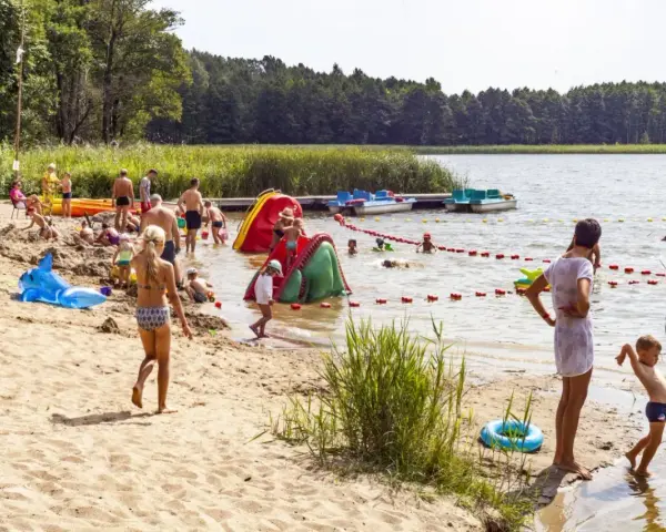 Gdzie na wakacje z dzieckiem w październiku? Najlepsze miejsca i atrakcje
