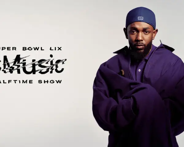 Mann mit Bart und blauer Kappe trägt lila Jacke. Text: Super Bowl LIX Apple Music Halftime Show.