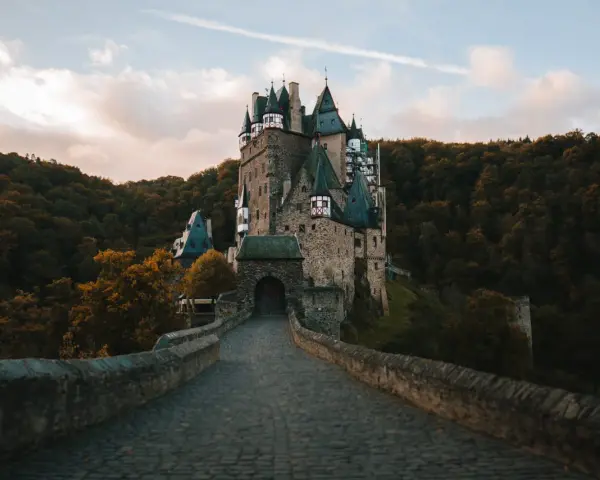 Kamienny most prowadzi do bajkowego zamku Eltz, jednego z najpiękniejszych zamków w Niemczech, otoczonego jesiennym lasem.