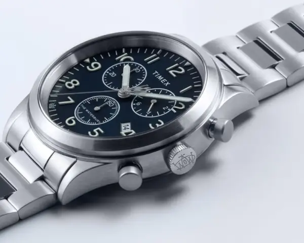 Stalowy zegarek Timex z tarczą i bransoletą, wykonany metodą PVD, prezentuje elegancki styl.