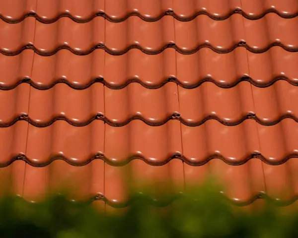 Ile kosztuje metr dachówki ceramicznej? Sprawdź ceny i oszczędź na dachu