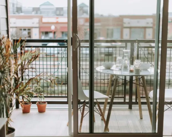 Un balcon filant aménagé avec une petite table, des chaises et des plantes. Idéal pour un café matinal ou un dîner tranquille.