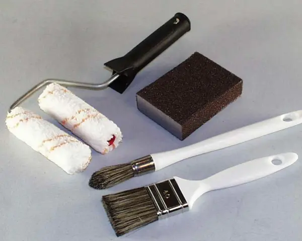 Outils pour peindre : rouleaux, pinceaux et éponge. Quel pinceau pour peinture acrylique sur toile ? Ces outils sont prêts pour votre projet.