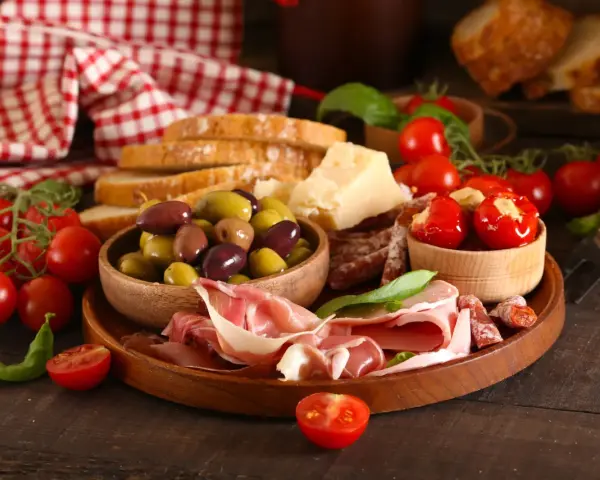 Antipasti co to? Talerz pełen smakołyków: oliwki, pomidorki, wędliny, ser i pieczywo. Idealne na przystawkę.
