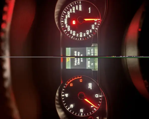 Deska rozdzielcza oldruck audi: prędkościomierz, obrotomierz i ekran komputera pokładowego.