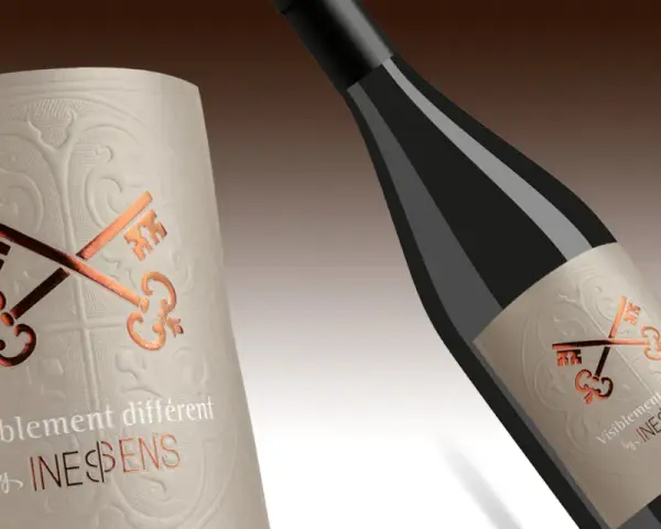Bouteille de vin avec étiquette ornée de clés croisées, évoquant le vin et ses composants.
