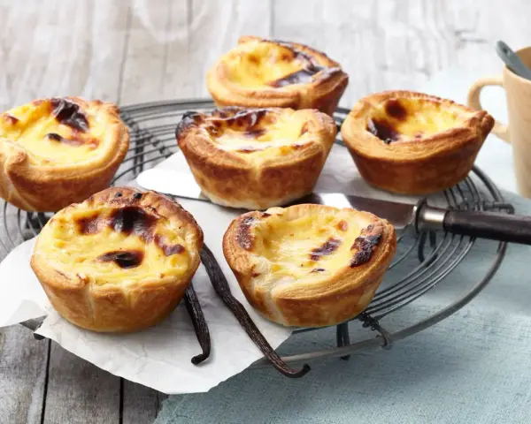 Pastéis de nata rezept vanillepudding: knusprige Törtchen mit cremiger Füllung, perfekt für jeden Anlass.