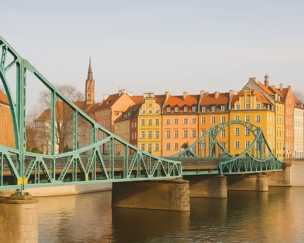 Zielony most na Odrze, kolorowe kamienice i wieża kościelna. Ciekawe ciekawostki o Wrocławiu czekają na odkrycie!