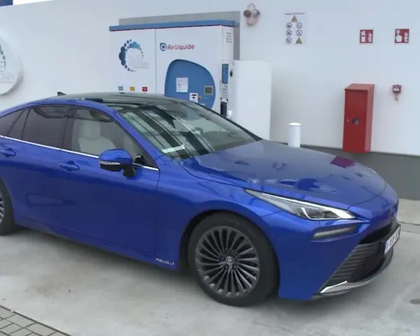 Niebieska Toyota Mirai na stacji wodorowej. Zastanawiasz się nad toyota mirai cena? To przyszłość motoryzacji.