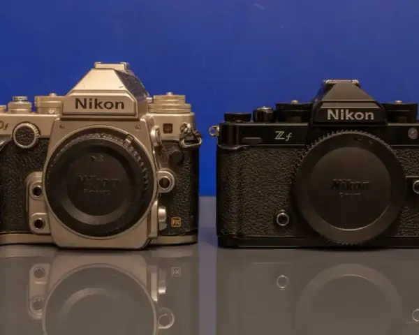 Srebrna lustrzanka Nikon Df i czarny bezlusterkowiec Nikon Zf stoją obok siebie, prezentując ewolucję fotografii.