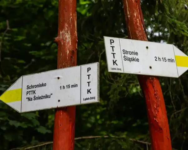 Rozdroże szlaków PTTK. Jedna trasa prowadzi do schroniska "Na Śnieżniku" (1h 15min), druga do Stronia Śląskiego (2h 15min).