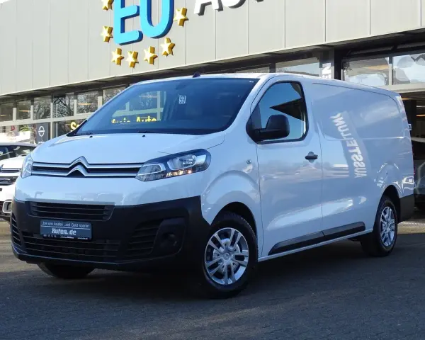 Weißer Citroen Jumpy 2.0 HDI, bereit für neue Abenteuer. Keine Probleme hier, nur ein zuverlässiger Transporter.