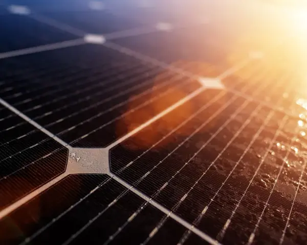 Zbliżenie na panel fotowoltaiczny w słońcu. Zastanawiasz się, ile energii wyprodukuje fotowoltaika 3 kW?