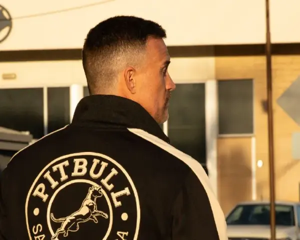 Najlepsze męskie bluzy polskich marek – styl, jakość i ceny