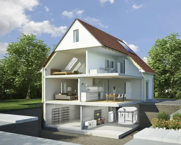 Corte de una casa que muestra habitaciones, sótano con equipo de calefacción biomasa y el exterior verde.
