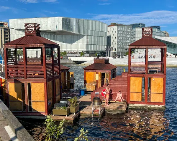Oslo czy warto? Tak, zwłaszcza dla takich widoków i relaksu na wodzie w miejskim kąpielisku.