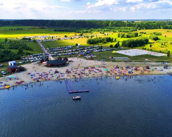 Tłumy ludzi odpoczywają nad jeziorem na Dolnym Śląsku. Słońce, plaża i woda – idealne wakacje!