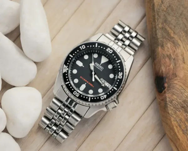 Zegarek diver z czarną tarczą i metalową bransoletą. Niezawodny mechanizm Seiko, gotowy na każdą przygodę.