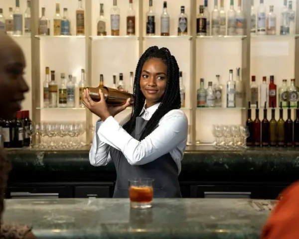Ile zarabia barman na weselu? Zaskakujące stawki i czynniki wpływające na wynagrodzenie