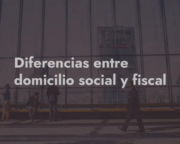 Diferencias entre domicilio social y fiscal. Personas en un entorno urbano moderno, con rascacielos al fondo.