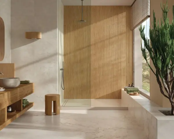 Salle de bain zen avec un type de carrelage imitation bois dans la douche et un carrelage clair au sol.