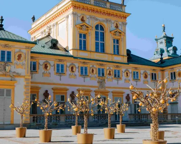 Pałac w Wilanowie, często uznawany za najciekawsze muzeum w Polsce, z barokową fasadą i ozdobnymi drzewkami w donicach.