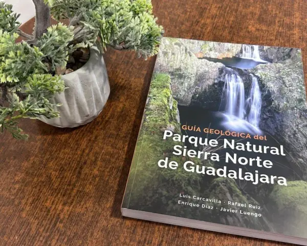 Guía geológica del Parque Natural Sierra Norte de Guadalajara, con una cascada en la portada.