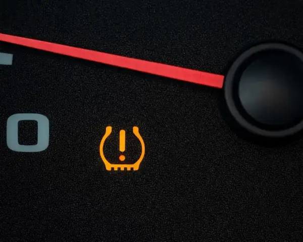 Spia di bassa pressione gomme Dacia Duster accesa. Controlla la pressione dei pneumatici per viaggiare in sicurezza.