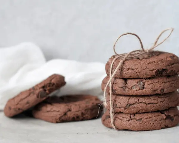 Stos ciasteczek czekoladowych, związany sznurkiem. Idealne na przepis na chocolate chip cookies.