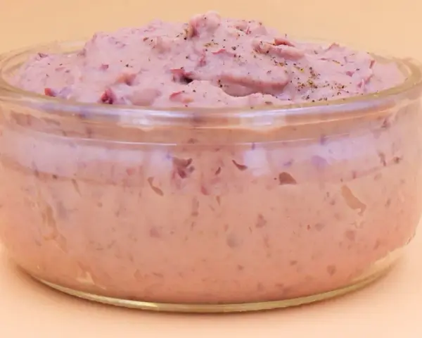 Puszysta pasta z czerwonej fasoli w szklanym naczyniu, doprawiona pieprzem. Idealna na kanapki.
