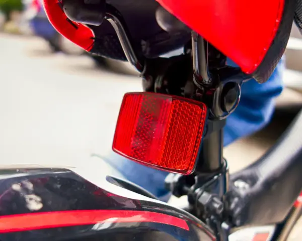 Catadiottri cosa sono? Questo è un riflettore rosso su una bicicletta, essenziale per la sicurezza.