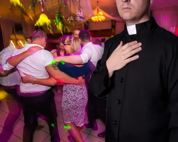 Ksiądz z ręką na sercu obserwuje tańczących ludzi. Czy w wielkim poście można tańczyć?