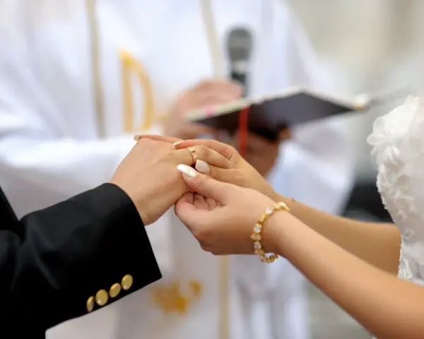 Podczas ceremonii ślubnej ksiądz zakłada obrączkę na palec panny młodej. Ile razy można wziąć ślub kościelny? To zależy od sytuacji.