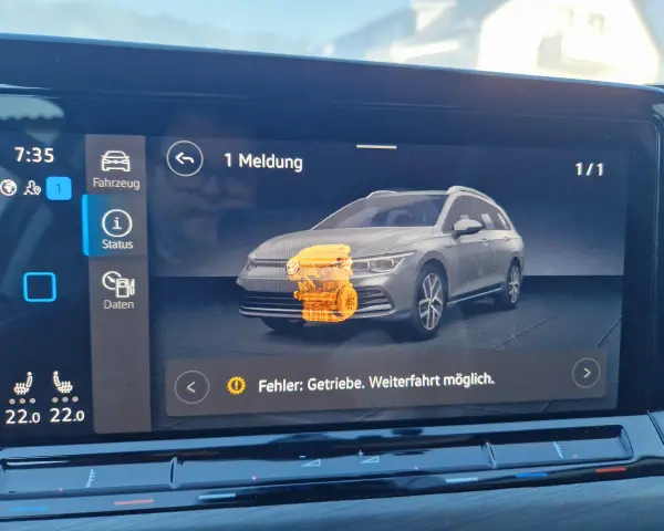 Golf 8 Probleme: Warnmeldung "Fehler: Getriebe. Weiterfahrt möglich." auf dem Display. Ein orangefarbener Motor ist abgebildet.