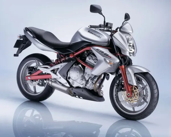 Srebrny Kawasaki ER-6n z czerwonym stelażem i detalami. Poznaj jego kawasaki er6n dane techniczne i poczuj moc!