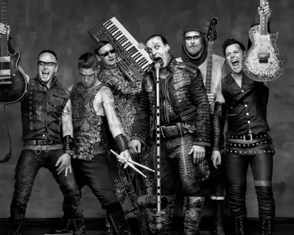 Le groupe Rammstein, icône du rammstein style de musique, pose avec leurs instruments. Guitares, clavier, basse et baguettes de batterie, prêts à enflammer la scène.