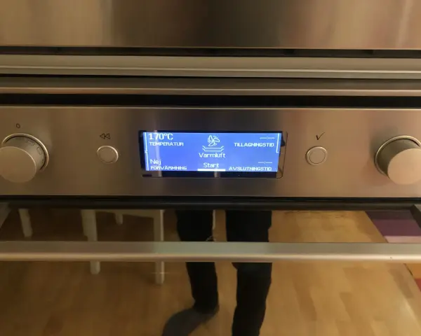 Ugnens display visar 170°C och "Varmluft". Trots inställningen verkar ugnen inte bli varm.